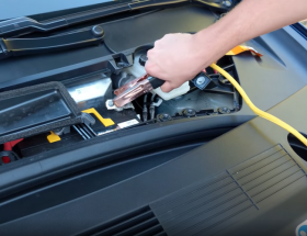 Vì sao ô tô điện vẫn phải dùng bình ắc-quy axit chì 12V?